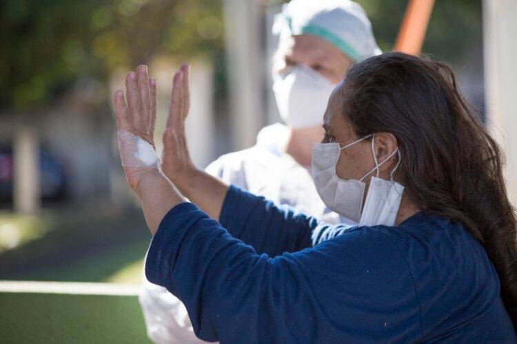 Paciente recuperada da COVID-19 recebe alta do Hospital Municipal