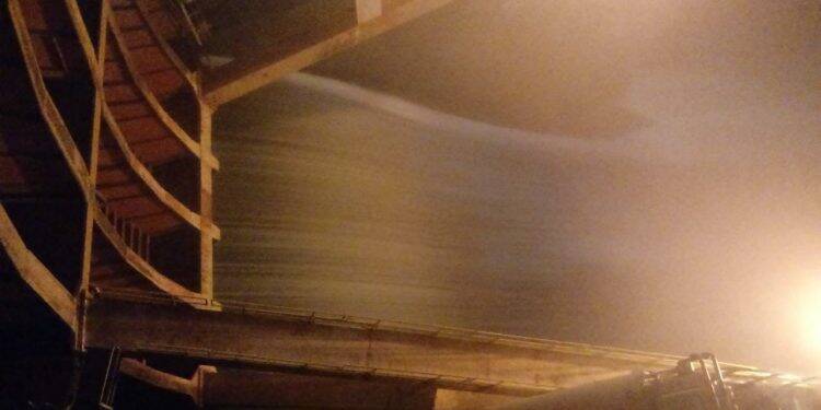 Após quase um ano fechado, vertedouro da Itaipu foi reaberto nesta madrugada