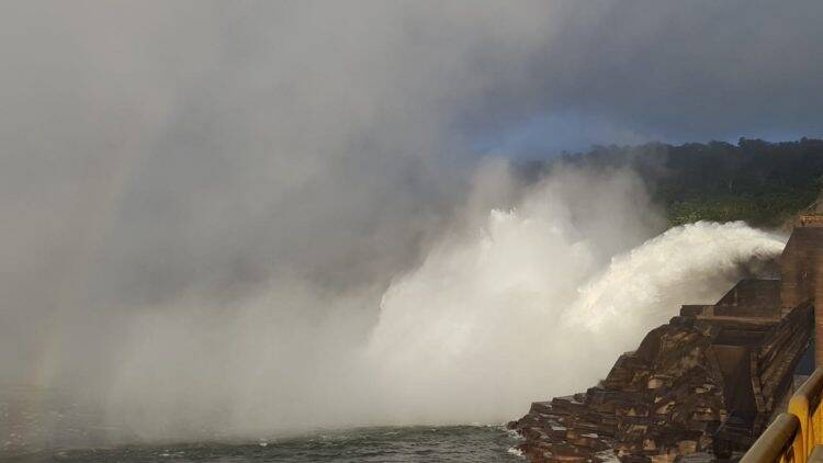 Vertedouro de Itaipu fecha às 8h30 e só reabrirá na madrugada de terça, 19