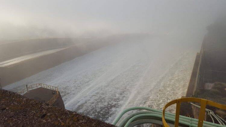 Vertedouro de Itaipu fecha às 8h30 e só reabrirá na madrugada de terça, 19