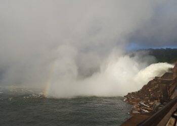 Vertedouro de Itaipu fecha às 8h30 e só reabrirá na madrugada de terça, 19