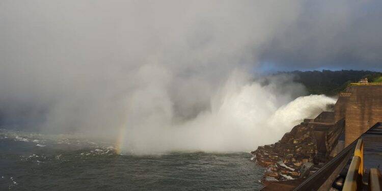 Vertedouro de Itaipu fecha às 8h30 e só reabrirá na madrugada de terça, 19