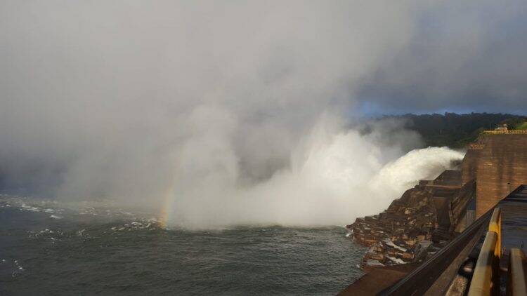 Vertedouro de Itaipu fecha às 8h30 e só reabrirá na madrugada de terça, 19