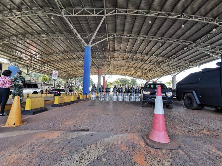 Mais de cem veículos participam de carreata em Foz pela reabertura das fronteiras