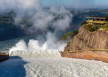 Vertedouro de Itaipu aberto movimenta 150 barcaças e 500 trabalhadores no Paraguai