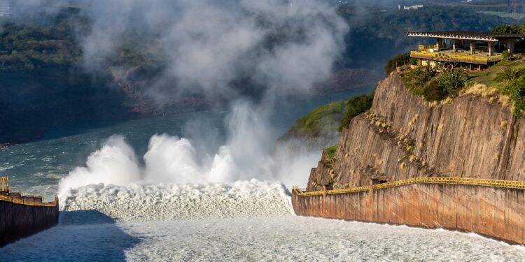 Vertedouro de Itaipu aberto movimenta 150 barcaças e 500 trabalhadores no Paraguai