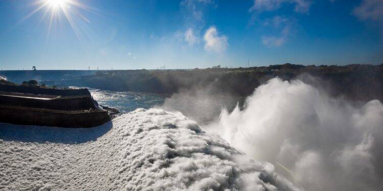 Vertedouro de Itaipu aberto movimenta 150 barcaças e 500 trabalhadores no Paraguai