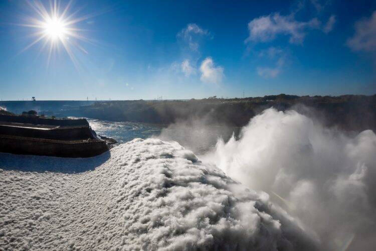 Vertedouro de Itaipu aberto movimenta 150 barcaças e 500 trabalhadores no Paraguai