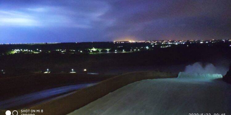 Com chuva, vertedouro de Itaipu permanece mais tempo aberto nesta sexta-feira, 22