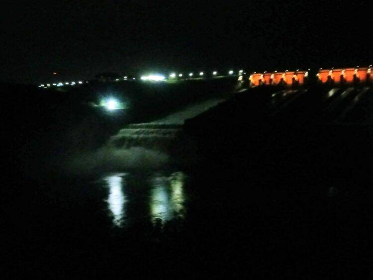 Com chuva, vertedouro de Itaipu permanece mais tempo aberto nesta sexta-feira, 22