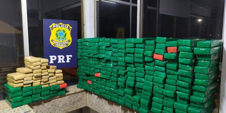 PRF apreende mais de 260 quilos de maconha em Santa Terezinha de Itaipu