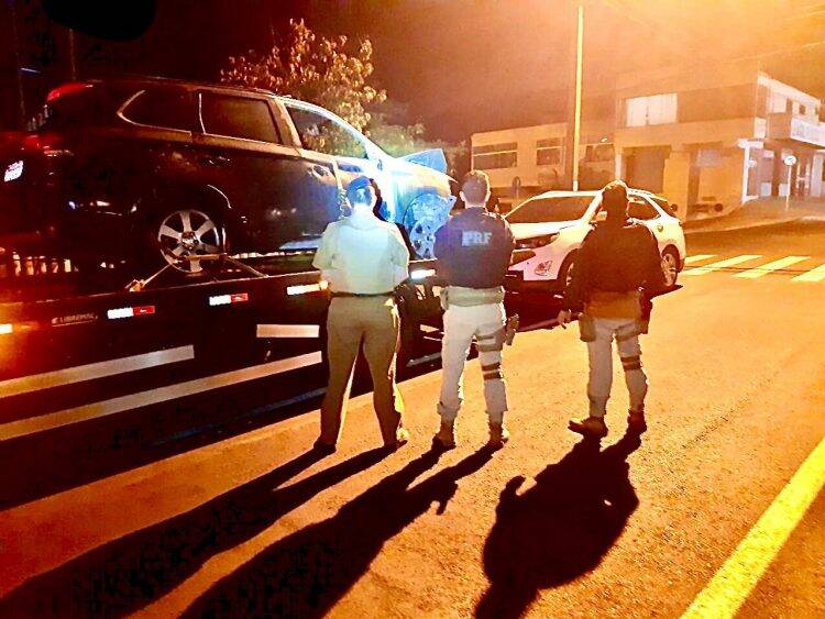 Fuga da PRF: contrabandistas usam dispositivo de fumaça, batem e veículo pega fogo