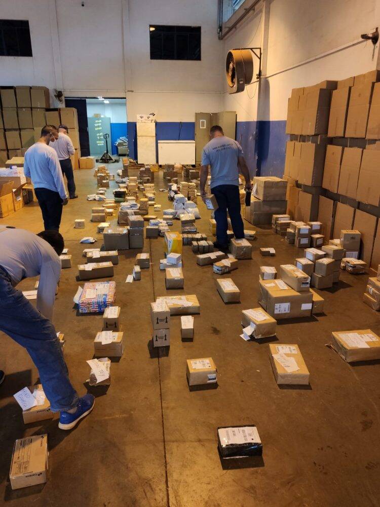 Anabolizantes, celulares e outros eletrônicos são apreendidos em centro de distribuição de remessas