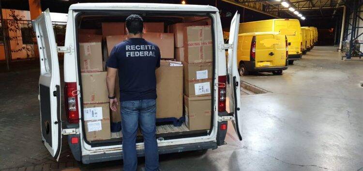 Anabolizantes, celulares e outros eletrônicos são apreendidos em centro de distribuição de remessas