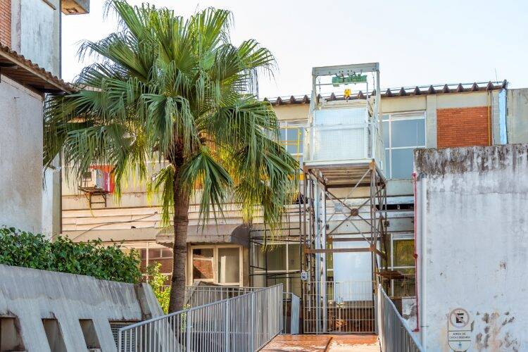 Elevador cedido por Itaipu reforça atendimento a casos graves de covid-19 no HMCC