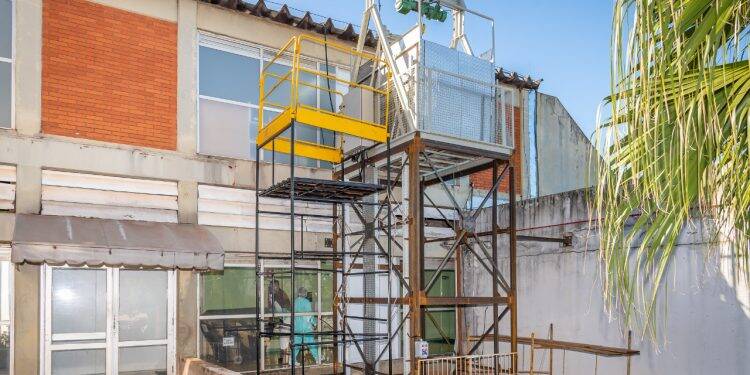 Elevador cedido por Itaipu reforça atendimento a casos graves de covid-19 no HMCC