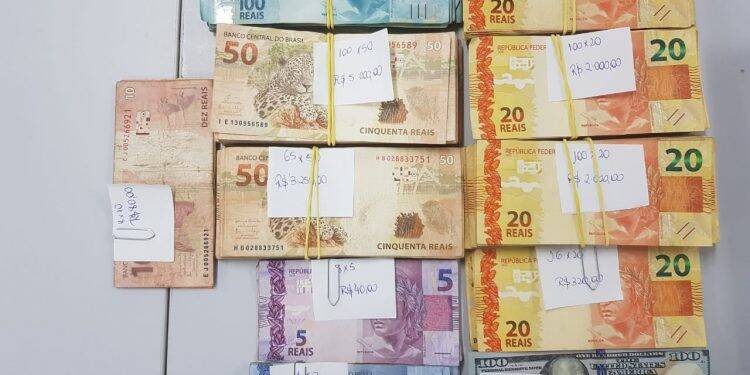 Receita Federal apreende aproximadamente R$ 22 mil na Ponte da Amizade