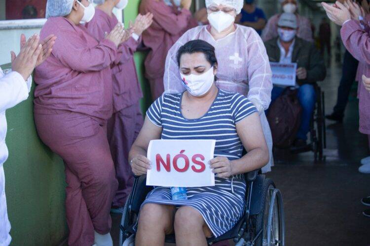 Irmãos diagnosticados com a COVID-19 recebem alta juntos do Hospital Municipal