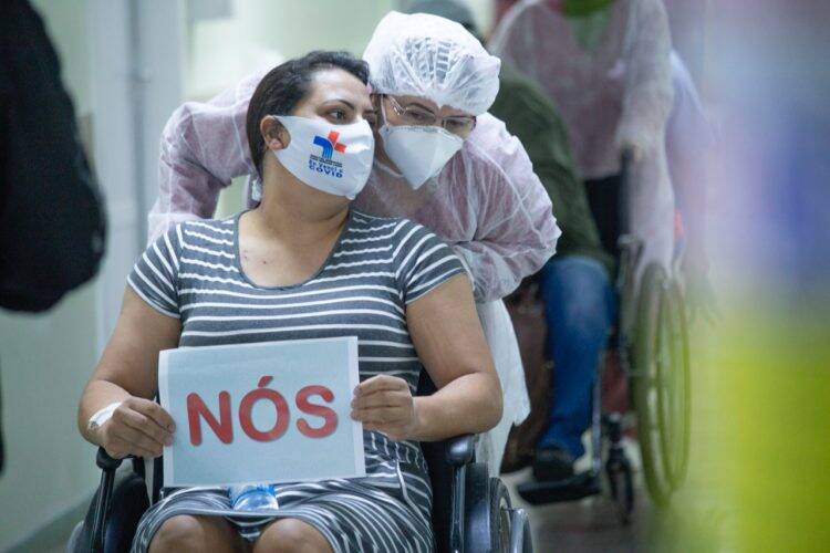 Irmãos diagnosticados com a COVID-19 recebem alta juntos do Hospital Municipal