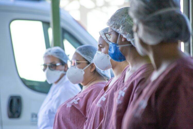 Irmãos diagnosticados com a COVID-19 recebem alta juntos do Hospital Municipal