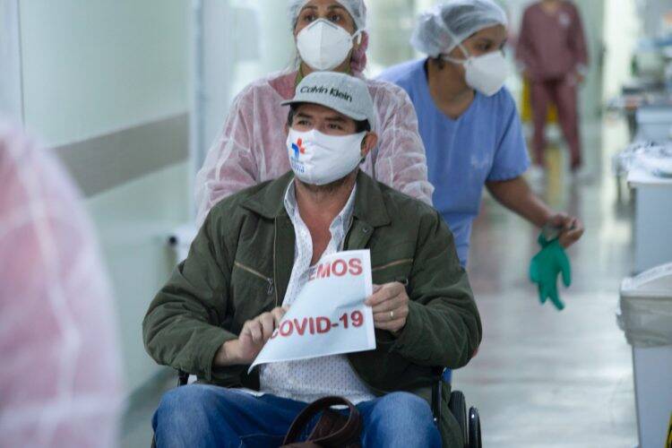 Irmãos diagnosticados com a COVID-19 recebem alta juntos do Hospital Municipal