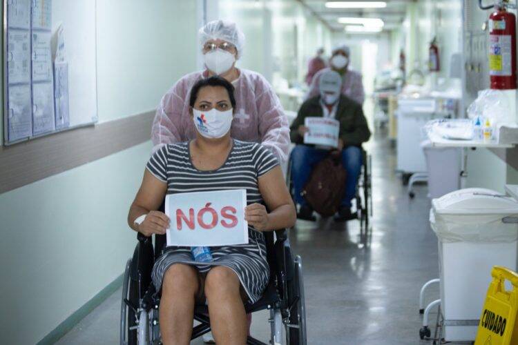 Irmãos diagnosticados com a COVID-19 recebem alta juntos do Hospital Municipal