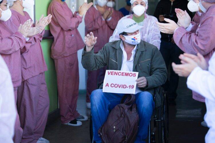 Irmãos diagnosticados com a COVID-19 recebem alta juntos do Hospital Municipal