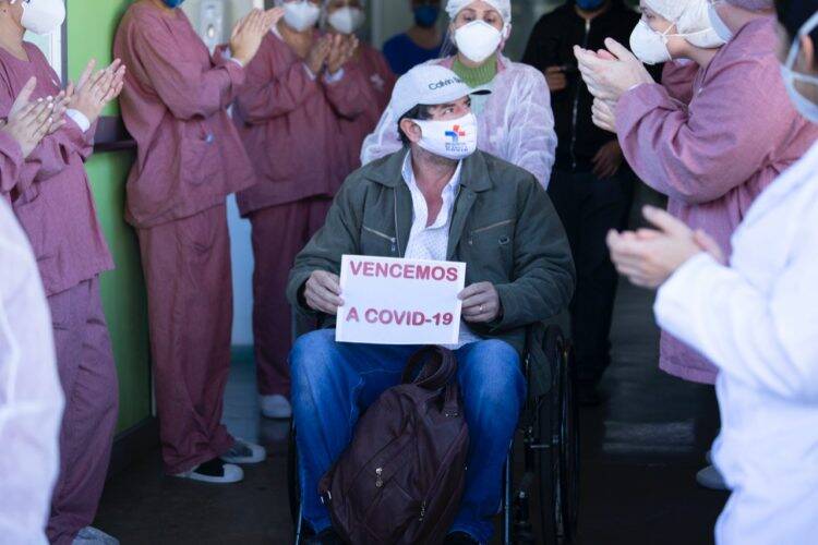 Irmãos diagnosticados com a COVID-19 recebem alta juntos do Hospital Municipal