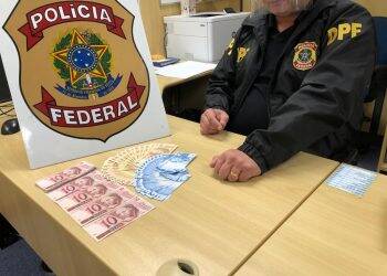 Homem vai buscar 77 notas falsas de real nos Correios e é preso em flagrante