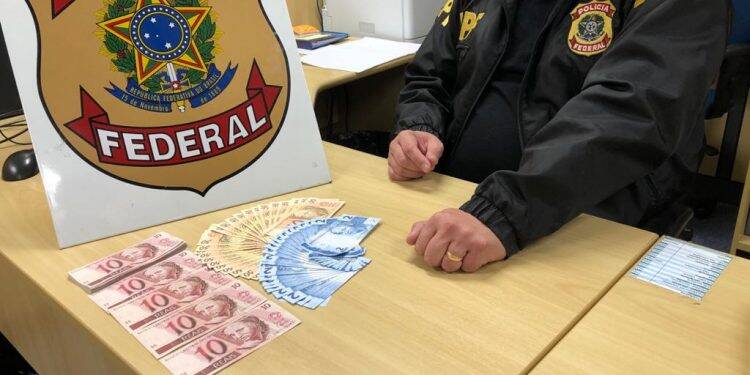 Homem vai buscar 77 notas falsas de real nos Correios e é preso em flagrante
