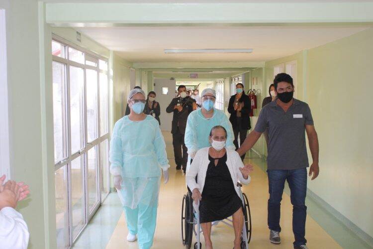 Sétima paciente com covid-19 recebe alta do Hospital Ministro Costa Cavalcanti