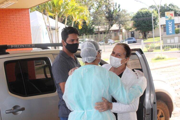 Sétima paciente com covid-19 recebe alta do Hospital Ministro Costa Cavalcanti