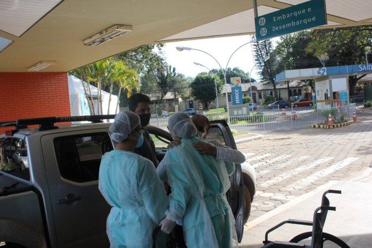 Sétima paciente com covid-19 recebe alta do Hospital Ministro Costa Cavalcanti