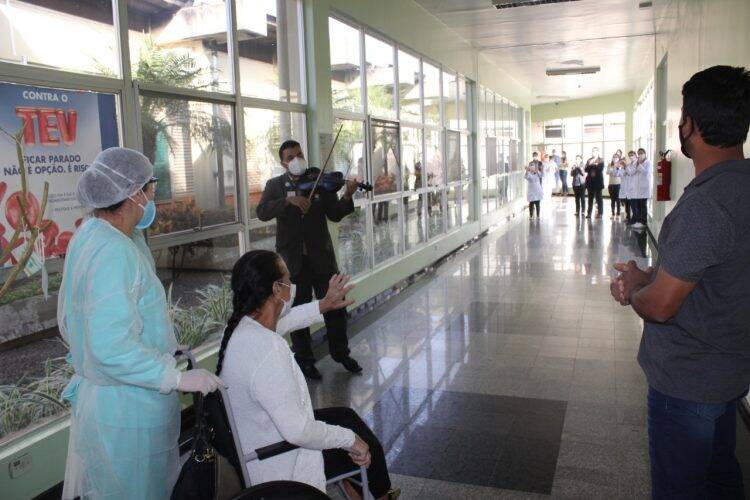 Sétima paciente com covid-19 recebe alta do Hospital Ministro Costa Cavalcanti