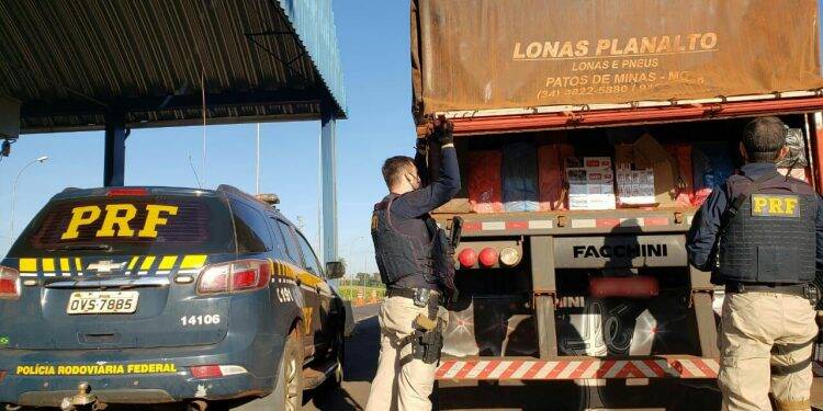 PRF apreende bitrem com carga de cigarros avaliada em R$ 3 milhões