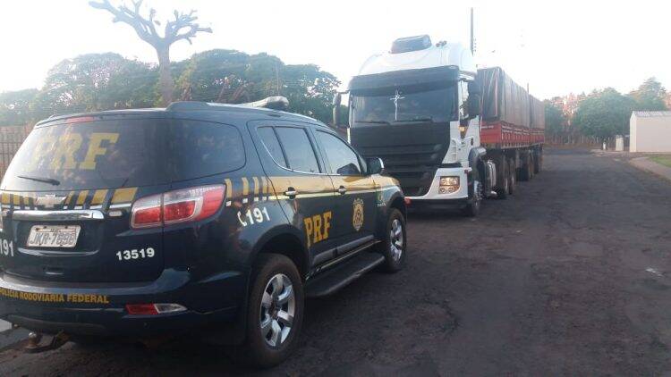 PRF apreende bitrem com carga de cigarros avaliada em R$ 3 milhões