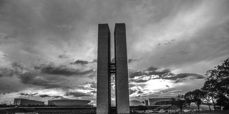 Congresso Nacional decreta luto de três dias por mortes por covid-19