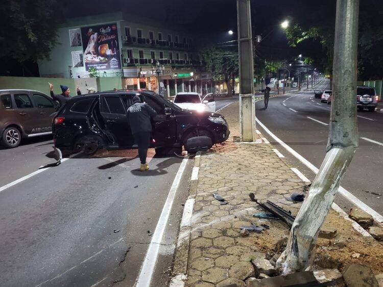 Criminosos tentam fugir da polícia, sofrem acidente e são presos no centro de Foz