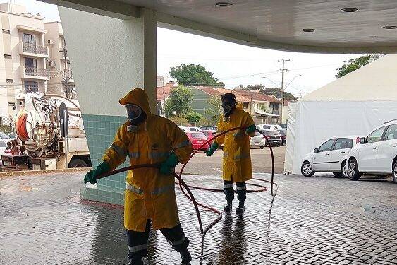 Sanepar higieniza entorno do Hospital Municipal Padre Germano Lauck