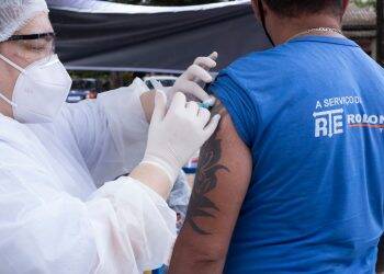 Caminhoneiros são imunizados contra gripe em dois postos de combustíveis