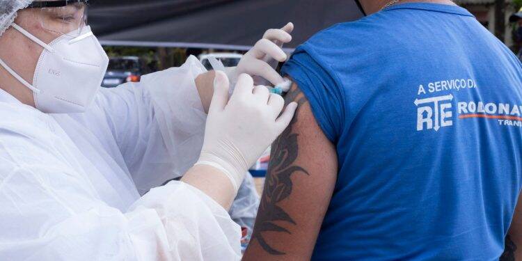 Caminhoneiros são imunizados contra gripe em dois postos de combustíveis