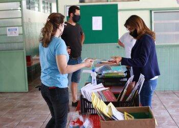 Educação dá sequência à entrega de materiais pedagógicos a pais e responsáveis