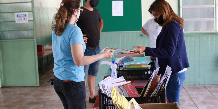 Educação dá sequência à entrega de materiais pedagógicos a pais e responsáveis