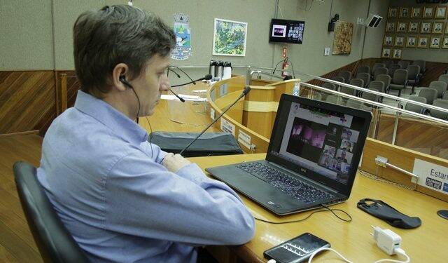 Diretor presta esclarecimentos aos vereadores sobre contratos no Hospital Municipal