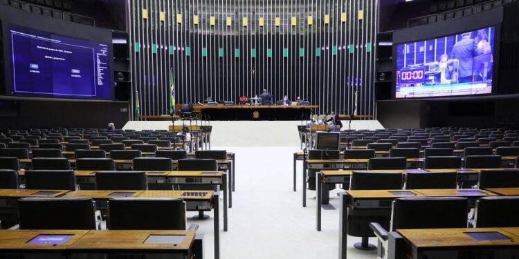 Câmara aprova aumento do salário mínimo para R$ 1.045
