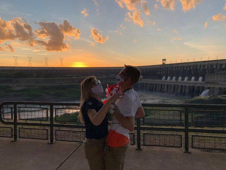 Mirante Central de Itaipu é cenário de pedido de casamento no Dia dos Namorados         