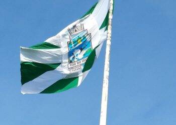 Hasteamento de bandeira gigante marca os 106 anos de Foz do Iguaçu