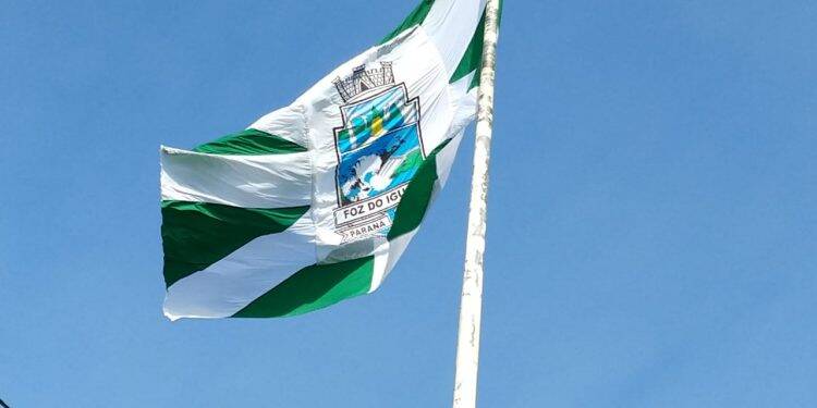 Hasteamento de bandeira gigante marca os 106 anos de Foz do Iguaçu