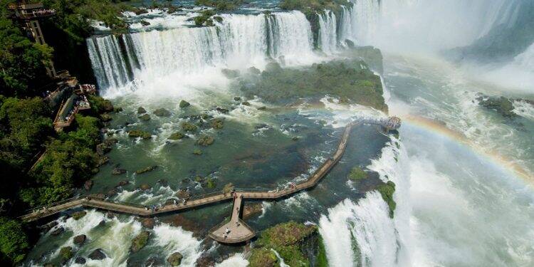 Foz do Iguaçu reabre para o turismo e aplicará testes de Covid-19 em visitantes
