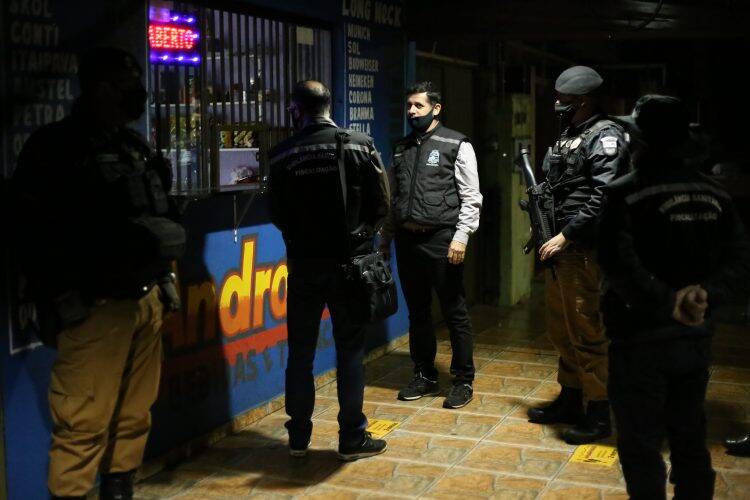 Forças de segurança flagram três partidas de futebol na sexta à noite em Foz